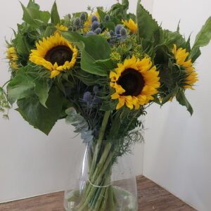Zonnebloem boeket met blauwtinten