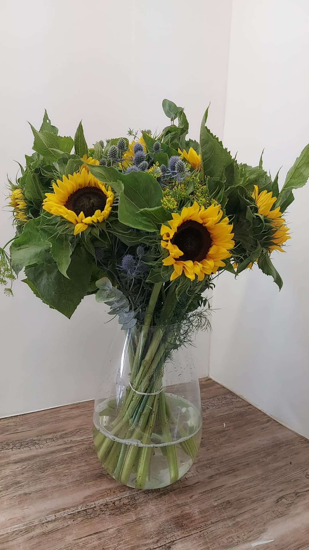 Zonnebloem boeket met blauwtinten
